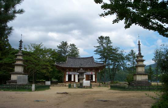 천왕문을 들어서면 정면으로 석등과 석탑이 보이고 그 뒤로 고색창연한 보광전이 보인다. 